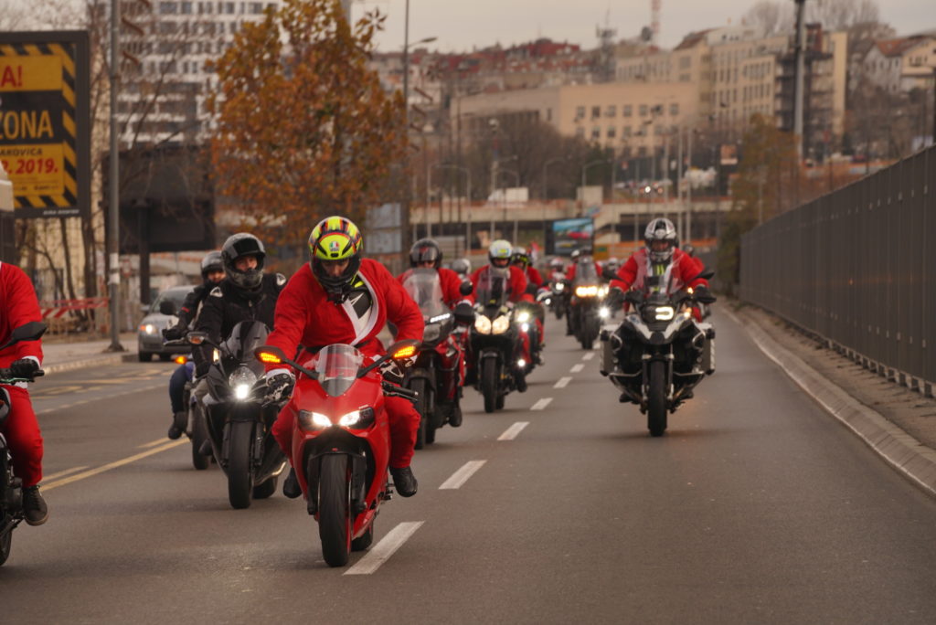Deda Mrazovi na motorima i ove godine odneli poklone deci iz Sremčice 