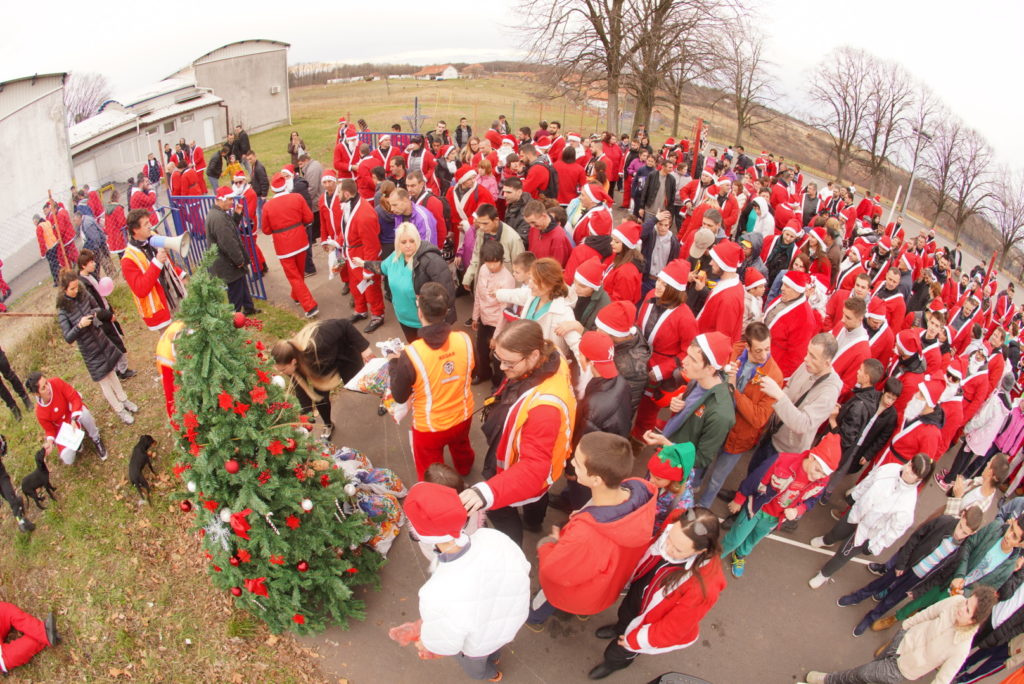 Deda Mrazovi na motorima i ove godine odneli poklone deci iz Sremčice 