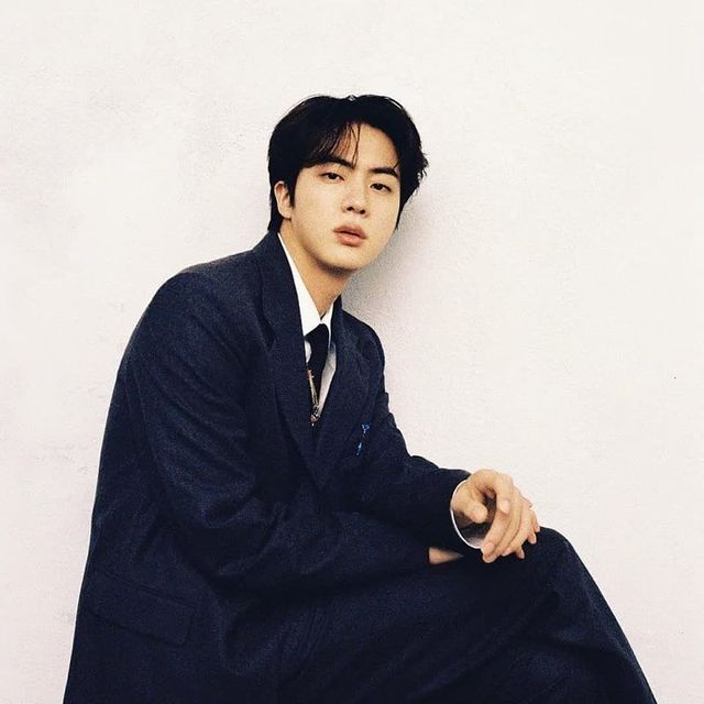 Jin (BTS) imao operaciju levog kažiprsta, uspešno se oporavlja