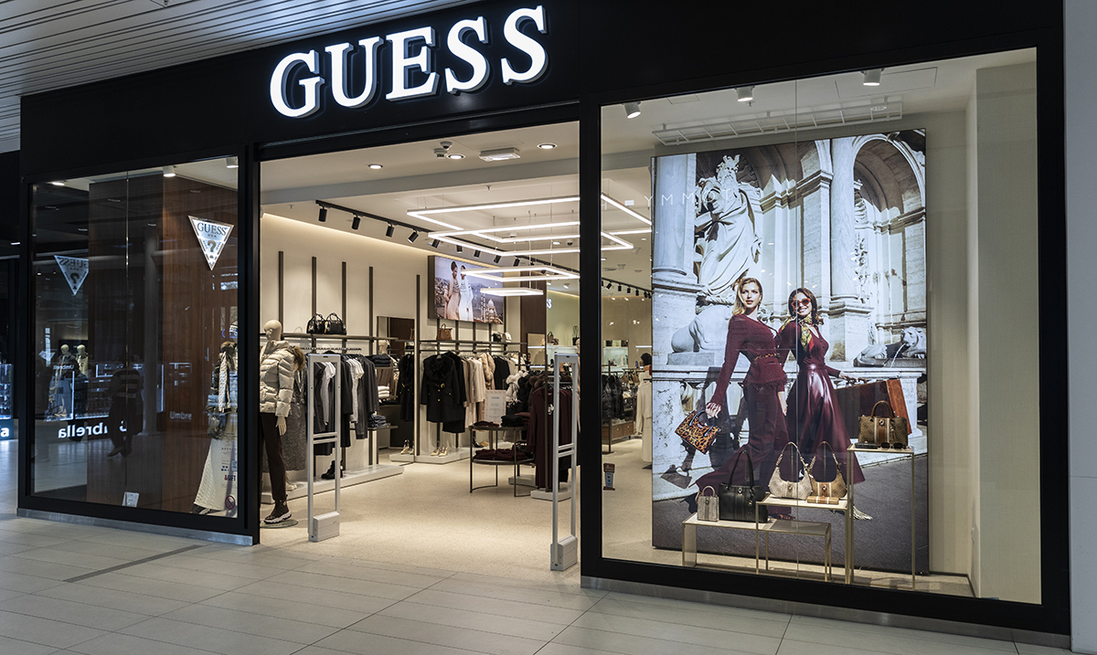 GUESS torba koja je osvojila Beograd: nova instalacija i nova radnja ispred Shopping Centra Rajićeva privlače sve poglede