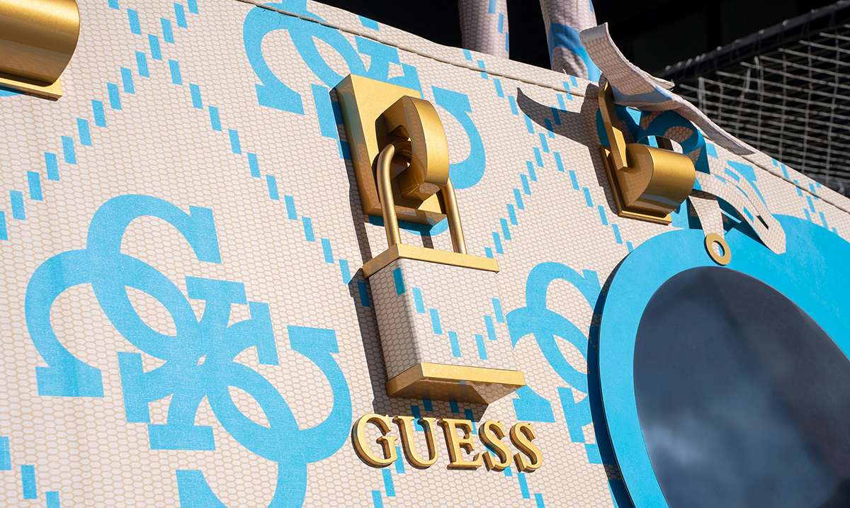 GUESS torba koja je osvojila Beograd: nova instalacija i nova radnja ispred Shopping Centra Rajićeva privlače sve poglede