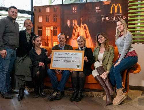 Humanitarna aukcija kauča iz serije „Prijatelji“: McDonald’s obezbedio donaciju za NURDOR