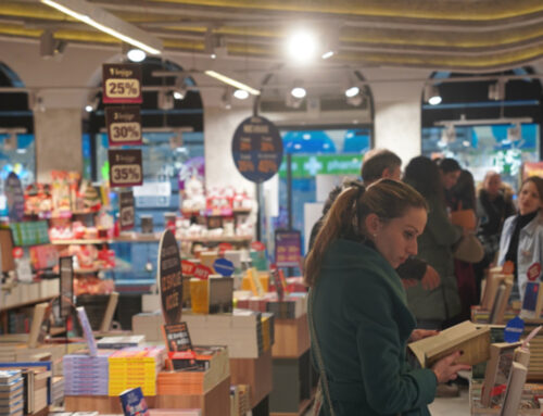 Kada decembar zamiriše na novu knjigu: Druženje s piscima, osmesi i novi naslovi obeležili 33. Noć knjige    