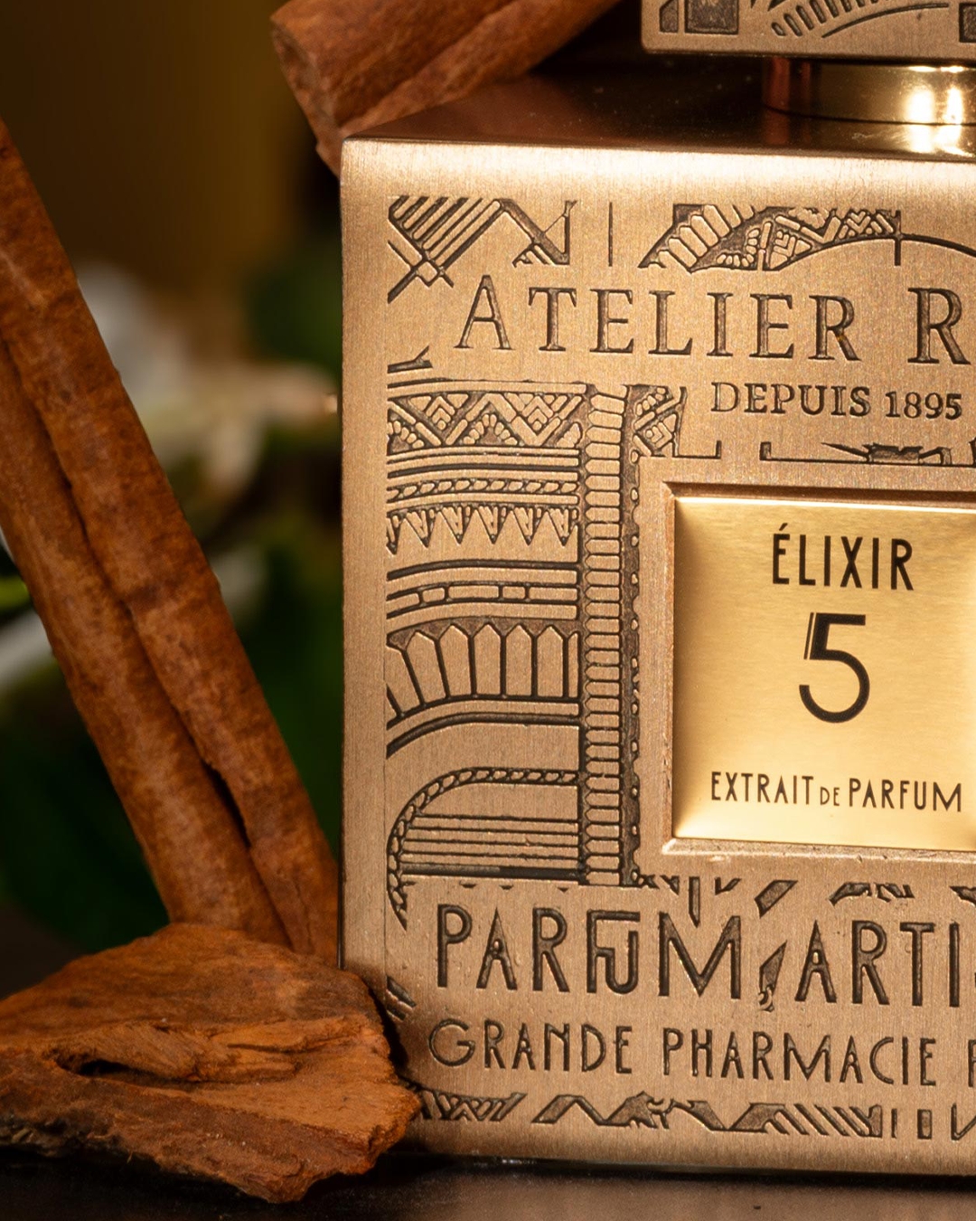 Atelier Rebul donosi 7 nišnih parfema koji se međusobno dopunjuju i otvaraju mogućnost za višeslojnu kompoziciju nota