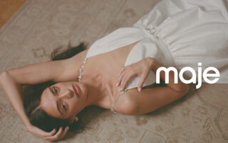 MAJE predstavlja „White Edit Capsule“ – Savremena oda beloj boji Modni brend Maje otkriva novu kapsulnu kolekciju „White Edit Capsule“, koja beloj boji daje potpuno novu dimenziju kroz prepoznatljive krojeve, premium materijale i opušten, ali sofisticiran pristup dizajnu. Kolekcija je rezultat potrage za savršenom linijom i pažljivo osmišljenim detaljima, gde svaki komad odiše suptilnom elegancijom i nenametljivim glamuroznim pečatom. U središtu „White Edit Capsule“ su večernje haljine na tanke bretele koje laskaju figuri, haljine izrađene od kombinacije materijala poput tila i lepršave suknje u korola kroju, ali i opušteni duksevi inspirisani nautičkom estetikom, predstavljajući komade koji spajaju ženstvenost, lakoću nošenja i sofisticirani stil. Delikatni vez i pažljivo odabrani detalji otkrivaju igru svetla i tekstura, dodajući „cool“ i glamurozan pečat minimalističkoj paleti. Ova kapsula predstavlja omaž zanatskom umeću i promišljenom dizajnu, balansirajući šik minimalizam sa romantičnom, poetičnom notom. Svaki komad nosi poruku da bela boja, u Maje interpretaciji, nije samo neutralna, već moderna, poželjna i izuzetno izražajna. „White Edit Capsule“ je kolekcija za one koji traže eleganciju u jednostavnosti i luksuz u svakodnevnom izrazu, dok istovremeno neguje sofisticirani, ali opušteni stav prema modi. Bilo da je u pitanju večernji izlazak, radni dan ili opušteni vikend, Maje bele boje definiše kao sinonim za modernu, sofisticiranu i neosporno poetsku garderobu. Ove, ali i druge Maje komade možete pronaći u Maje radnji u Galeriji ili XYZ Fashion Store u Galeriji i BIG Fashion Novi Sad. Kolekcija je dostupna i online na xyzfashionstore.com kao i na istoimenoj mobilnoj aplikaciji. Više fotografija možete pronaći na linku: https://www.swisstransfer.com/d/62271bf9-5df6-4fa3-ab00-86d82ac65831