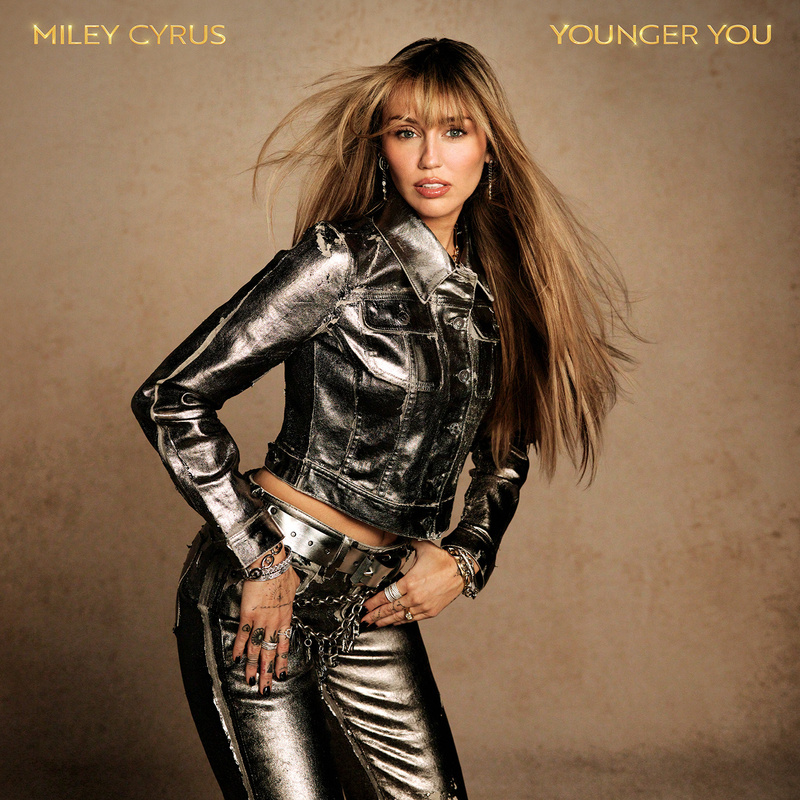 Miley Cyrus objavila novi singl „Younger You” povodom 20 godina projekta „Hannah Montana“